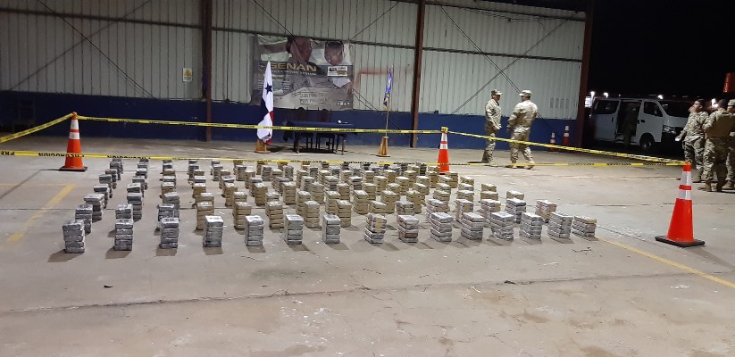 Los extranjeros fueron ubicados por unidades del Servicio Nacional Aeronaval en isla Jicarón, al sur de isla Coiba, en la provincia de Veraguas, con un cargamento de 1,240 paquetes de droga.