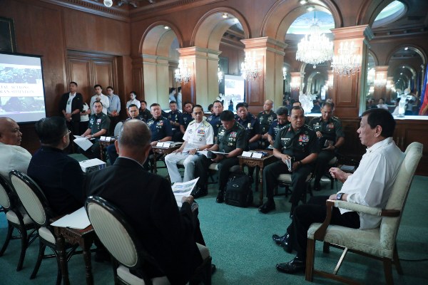 Durante la reunión, el presidente Rodrigo Duterte discutió asuntos de seguridad con respecto a las medidas de contingencia del país para garantizar la seguridad de los filipinos con sede en Oriente Medio en medio de la posible tensión entre Estados Unidos e Irán.  FOTO/AP