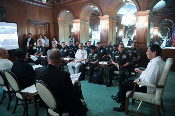Durante la reunión, el presidente Rodrigo Duterte discutió asuntos de seguridad con respecto a las medidas de contingencia del país para garantizar la seguridad de los filipinos con sede en Oriente Medio en medio de la posible tensión entre Estados Unidos e Irán. FOTO/AP