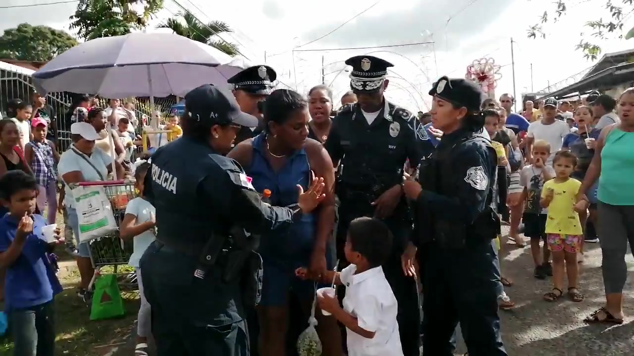 En horas de la tarde los ánimos se caldearon y las madres junto a sus hijos optaron por cerrar la Avenida Libertador, de donde fueron desalojadas por la Policía Nacional (PN). Foto/Eric Montenegro