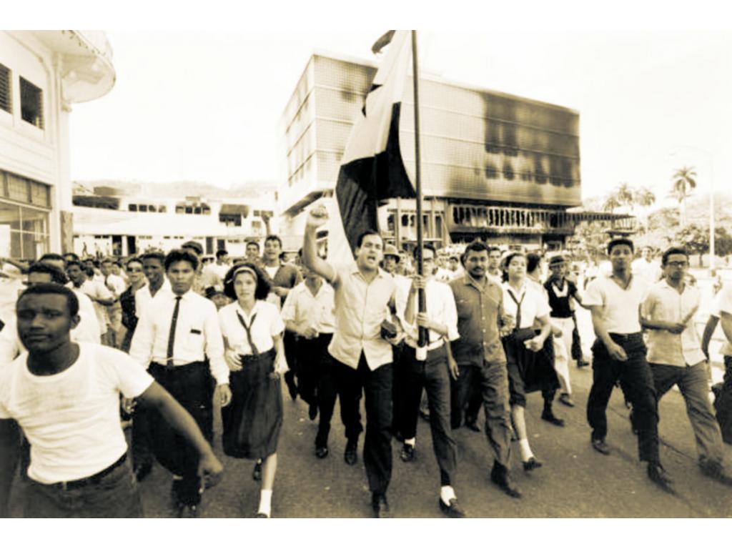 La juventud panameña, representada por los estudiantes del Instituto Nacional de Panamá, hizo valer con gran afirmación nacional, la soberanía sobre todo el territorio de Panamá. Foto: Archivo. Epasa.