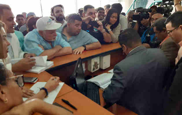 Unas 1,018 firmas respaldan convocatoria a  Convención Nacional Extraordinaria del Cambio Democrático. Foto/ Francisco Paz