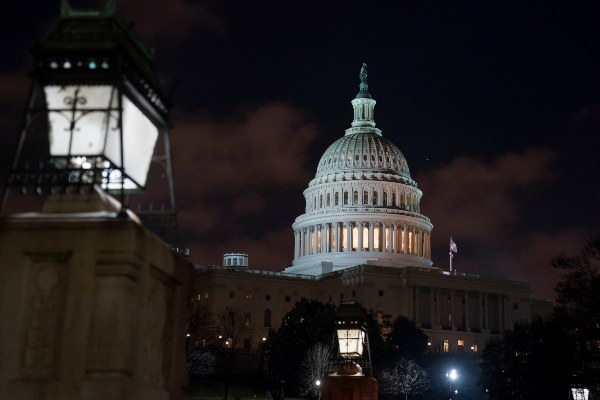 La Casa Blanca confirmó que Trump fue informado y que se mantiene en contacto con su equipo de seguridad nacional. FOTO/AP