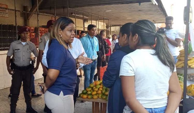 Kathia Duarte, directora de Servicios a la Comunidad del Municipio de Panamá, participó del recorrido en la Peatonal y Calidonia. Foto: Belys Toribio