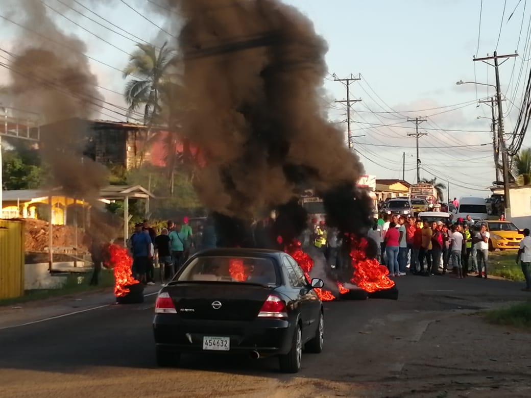 La ciudad de Colón está totalmente paralizada por el cierre de todas las vías importantes. Foto/Diomedes Sánchez