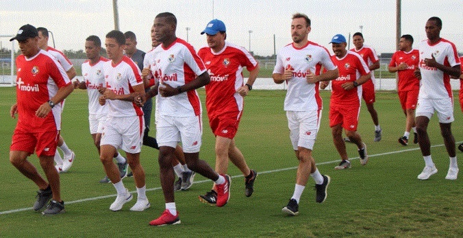 Jugadores del seleccionado panameño en los entrenamientos. 