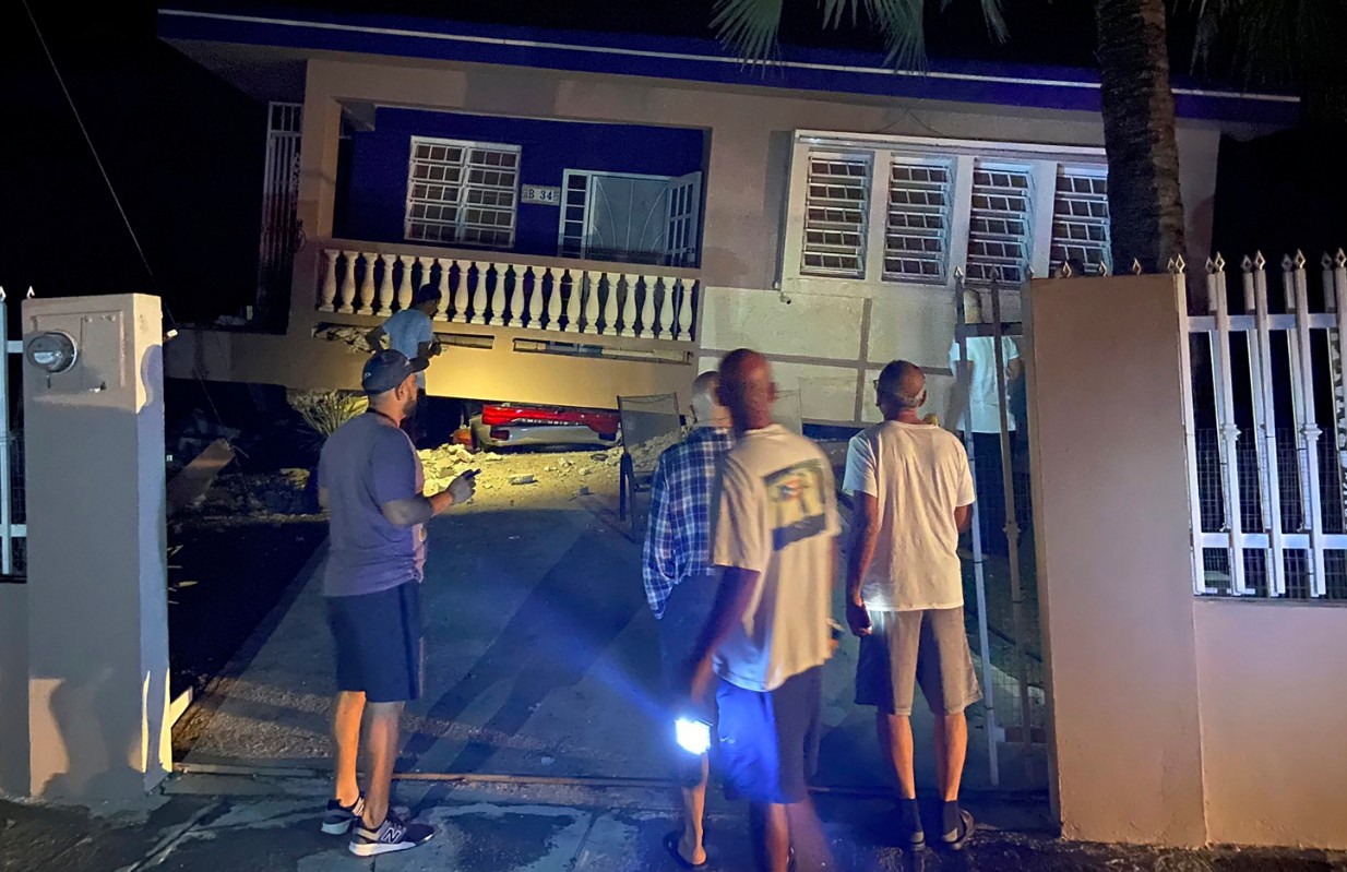 Un automóvil quedó aplastado, luego de un terremoto en Yauco, Puerto Rico, el martes 7 de enero de 2020. Según los informes, todos los ocupantes de la casa no resultaron heridos. Foto AP