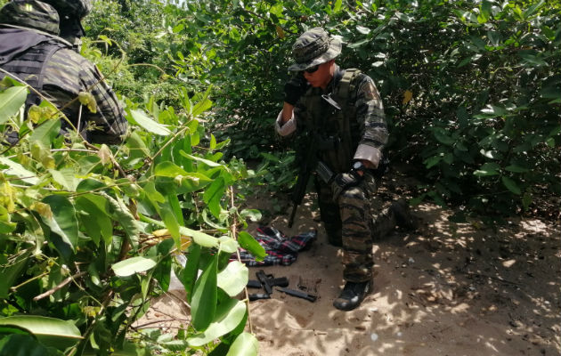 Estaban enterradas en la arena y envueltas en una prenda de vestir. Foto: Eric A. Montenegro.