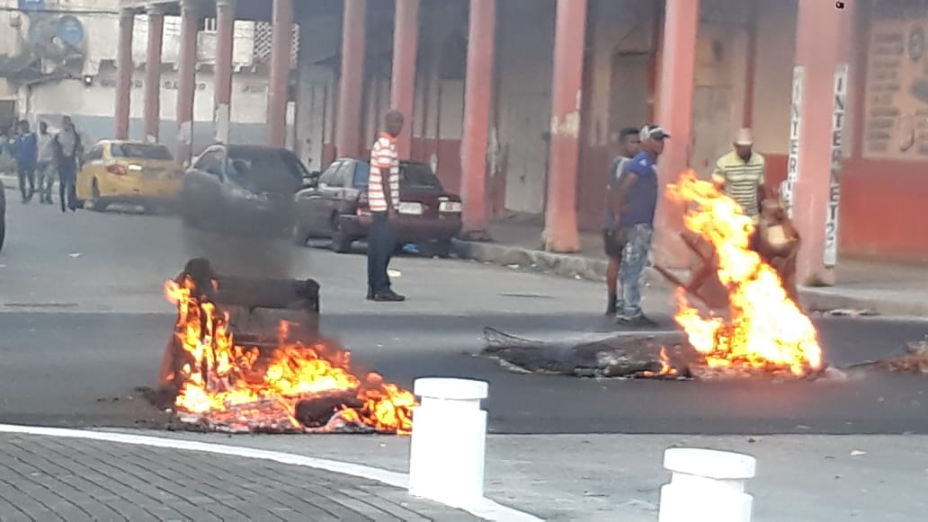 Durante las protestas un supermercado fue apedreado. Foto/Diómedes Sánchez