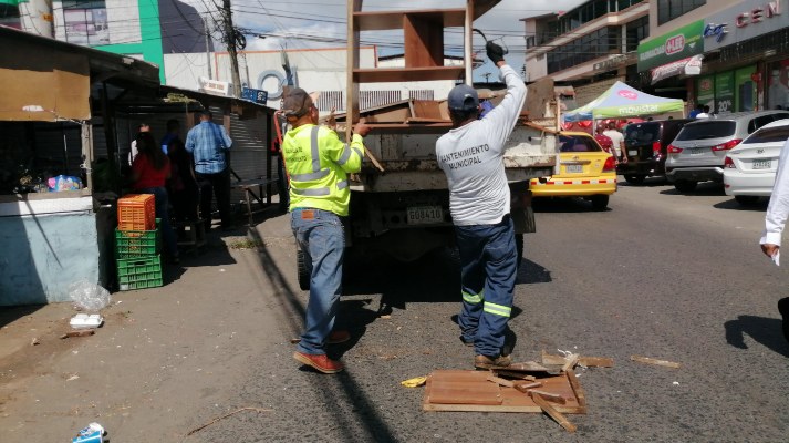 La medida también fue aplicada a los dueños de locales comerciales que aún mantenían mercancía para la venta en las aceras. Foto/ Eric Montenegro