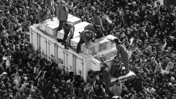 Guardias revolucionarios iraníes rodean los ataúdes del teniente general asesinado del Cuerpo de Guardias Revolucionarios Iraníes (IRGC) y comandante de la Fuerza Quds Qasem Soleiman y de otras víctimas. Foto: EFE.