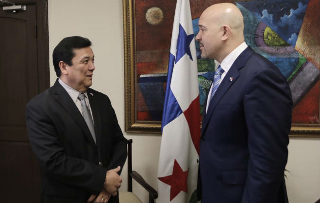 Encuentro entre el procurador Eduardo Ulloa y el ministro Rolando Mirones. Foto/Cortesía