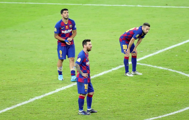 Liionel Messi (c), Luis Suárez (i) y Jordi Alba lamentan la derrota. Foto:EFE