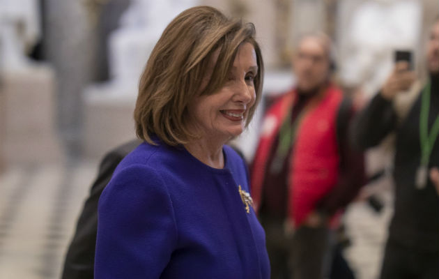 La portavoz de la Cámara de Representantes, Nancy Pelosi, camina en el Capitolio en Washington. Foto: EFE.