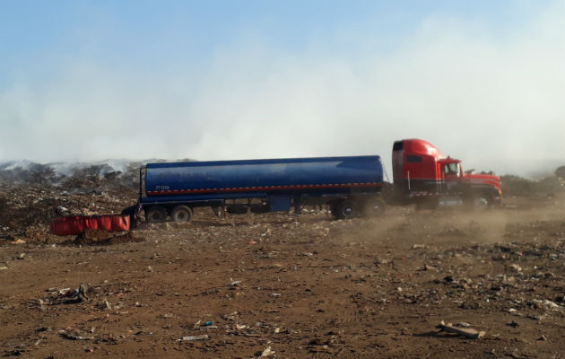 Siguen trabajos con maquinaria pesada para aplacar el incendio que inició el miércoles. Foto: Thays Domínguez.