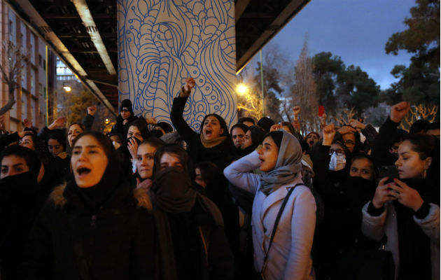Iraníes protestanen Teherán contra las autoridades de Gobierno por el derribo accidental del avión de Ucrania. Foto: EFE.