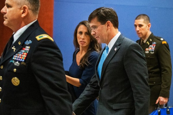 Mark Esper defendió que el mandatario nunca habló de pruebas en el caso de las cuatro embajadas, sino que dijo que 