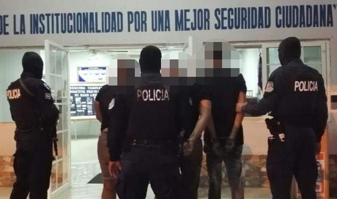 Unidades policiales capturaron a tres personas que mantenían en su poder tres armas de fuego, proveedores y municiones en el sector de Cerro Silvestre, en Arraiján, tras operativos en las últimas 24 horas.  