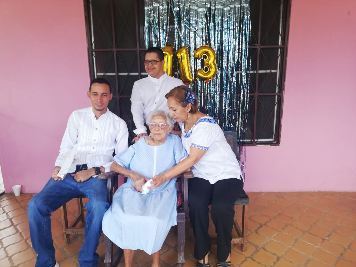  Sus familiares recordaron a tía Clara como un ejemplo de mujer, honesta y luchadora, quien siempre tuvo un gesto de amor hacia su familia. Foto/Thays Domínguez