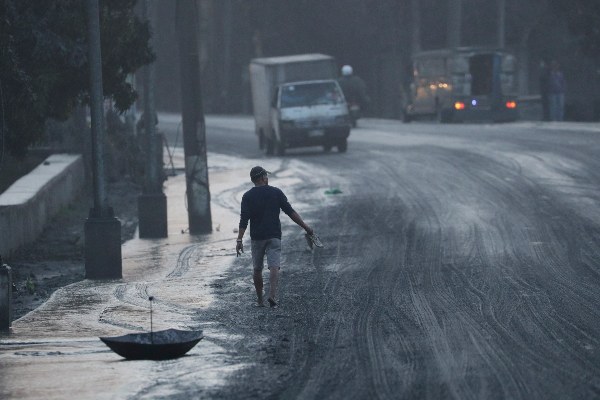  La ceniza expulsada ha llegado a todos los barrios de Manila, que se encuentra a más de 60 kilómetros del volcán. FOTO/AP