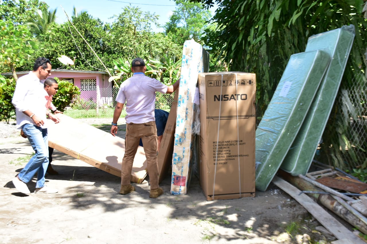 El Mides le entregó colchones y neveras a dos familias en la provincia de Chiriquí. 