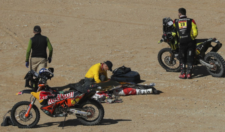 Paulo Gonçalves se cayó de la moto. Foto AP