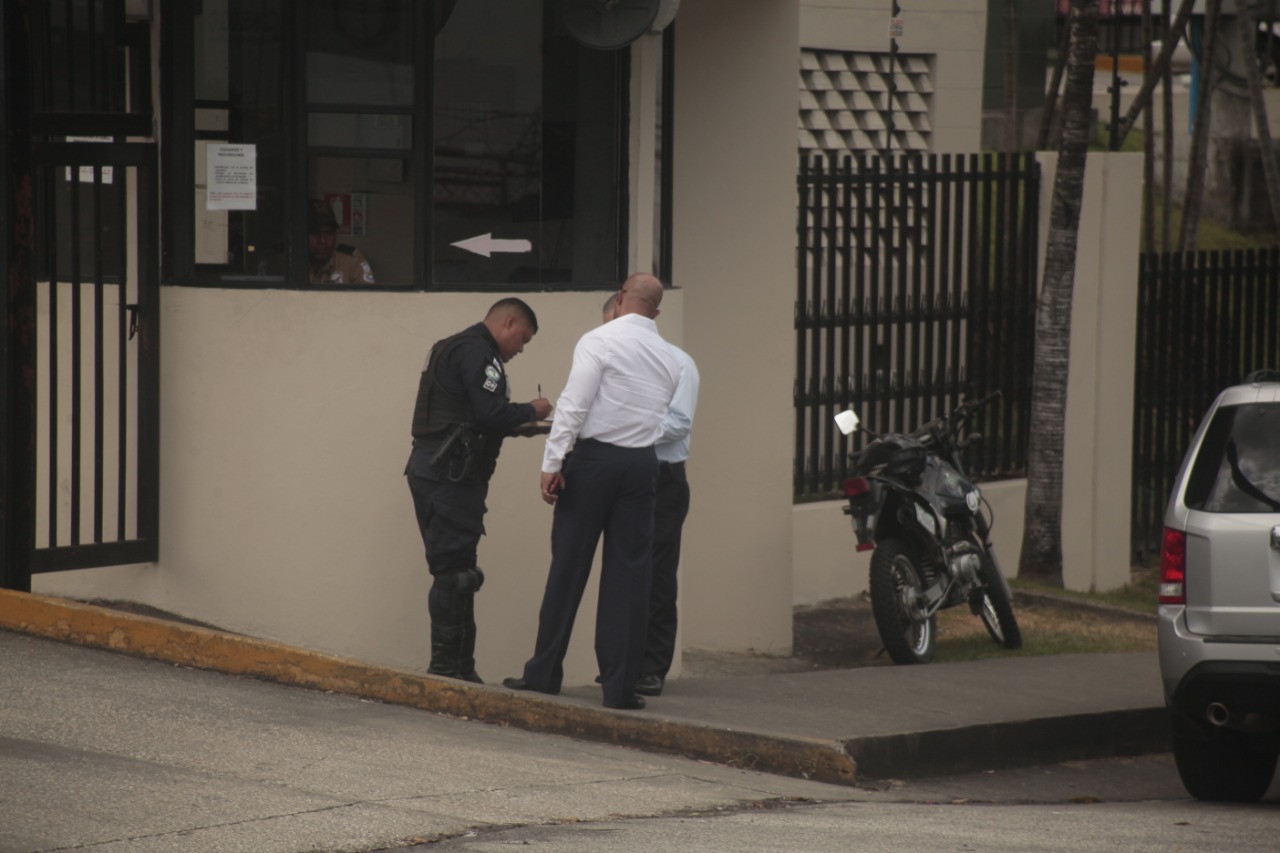 Momentos en que Mario González y Daniel Goodridge llegaban junto a una unidad policial a entregar la citación a Varela Hermanos S.A.