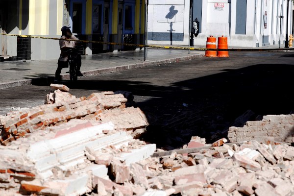 Un hombre observa una edificación afectada después del terremoto de 6.4 de magnitud. FOTO/EFE