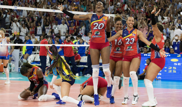 Las jugadoras dominicanas expresan su satisfacción tras clasificar a los Juegos Olímpicos. Foto EFE