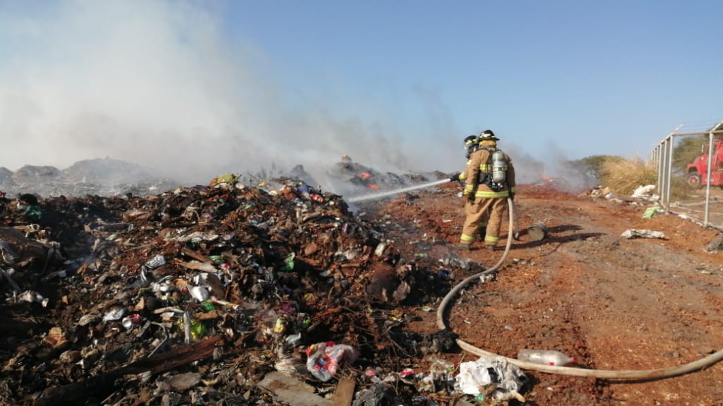 Unas 20 personas trabajan en el sitio, el cual por tratarse de desechos, debe sofocarse con tosca, y posteriormente con agua, por los focos incendiados que permanezcan. Foto/Thays Domínguez