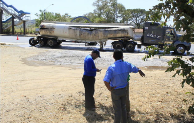  El cisterna quedó completamente corroído por la sustancia. Foto: Thays Domínguez. 