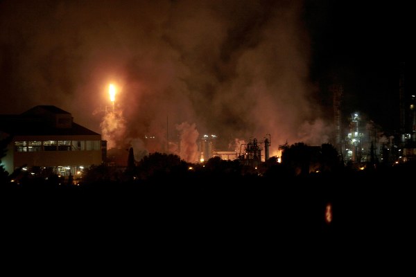 Una fuerte explosión en una industria del polígono sur de Tarragona, en el término municipal de La Canonja, ha originado un incendio de grandes dimensiones en plena zona petroquímica y ha obligado a confinar a miles de vecinos de las localidades cercanas hasta que se valore el alcance del accidente. FOTO/EFE