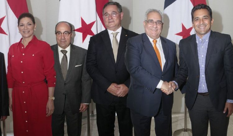 En 2019 se permitió, por segunda vez, la postulación a la presidencia de candidatos por la libre postulación. La pugna por recoger las firmas de respaldo fue polémica. Archivo