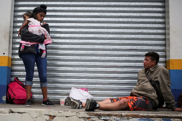 La primera caravana de hondureños migrantes del año, que ingresó a Guatemala por el departamento caribeño de Izabal, fue obligada a retornar este jueves a la frontera de ambos países. FOTO/EFE