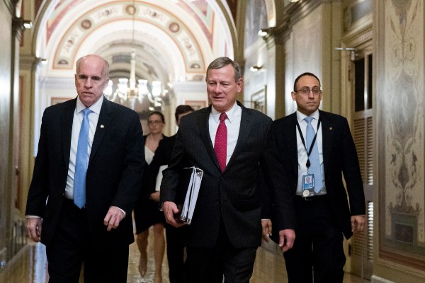  El Presidente de la Corte Suprema de los Estados Unidos, John Roberts (C), se retira después de jurar a los senadores estadounidenses para el juicio de juicio político del presidente de los Estados Unidos, Donald J. Trump, en el Capitolio de los Estados Unidos en Washington , DC, 16 de enero de 2020. FOTO/AP