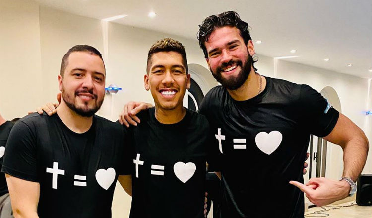 Roberto Firmino junto a Isaias Saad (izq.) y Alisson Becker. Foto @roberto_firmino