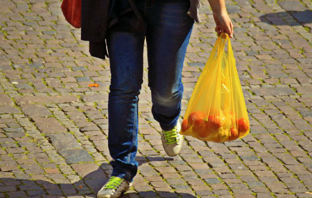 Desde el año pasado el uso de las bolsas plásticas en los supermercados está prohibido. Foto/Archivo