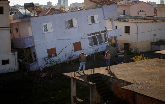 Un sismo reciente en Durres, Albania, cobró 51 vidas y dejó miles de damnificados. Foto / Valdrin Xhemaj/EPA, vía Shutterstock.