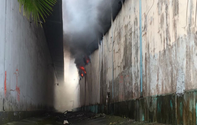 Los bomberos procedieron a  desalojar a las personas. Foto: Diómedes Sánchez S.  