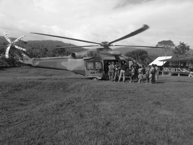 Momentos en que los heridos son rescatados por las autoridades, en el poblado El Terrón en la comarca Ngäbe Buglé. Foto: Archivo. Epasa.