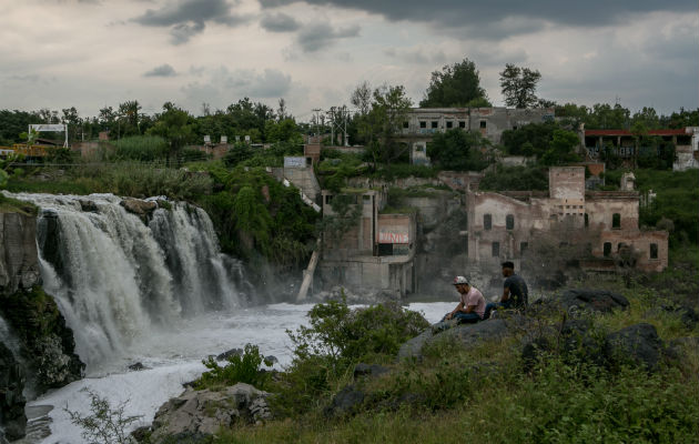 El contaminado Río Santiago libera un hedor intenso al cruzar por el poblado de El Salto, en Jalisco, México. Foto / Meghan Dhaliwal para The New York Times.