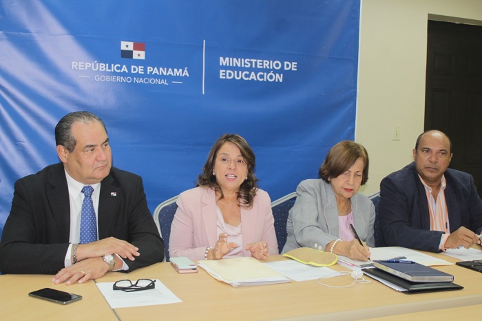 Ministra  Maruja Gorday de Villalobos, junto a autoridades del Meduca