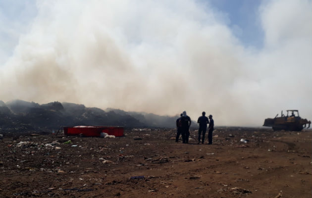  El incendio de la basura causa molestias entre la población. Foto: Thays Domínguez.