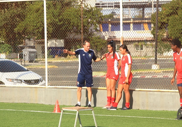 El técnico Kenneth Zseremeta conversa con las jugadoras. Foto: Anayansi Gamez