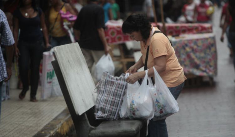 Actualmente en supermercados no entregan bolsas plásticas.