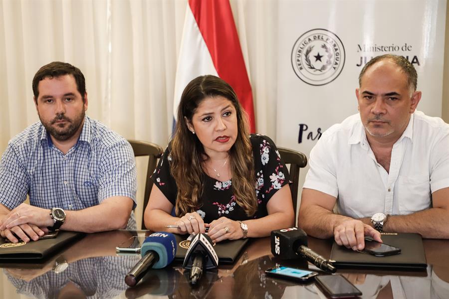 Hugo Volpe, Viceministro de Política Criminal, Cecilia Pérez, Ministra de Justicia y Edgar Taboada, Viceministro de Justicia, confirmaron, este domingo, en conferencia de prensa que son 75 los presos fugados de la Penitenciaría Regional de la ciudad de Pedro Juan Caballero, en Asunción. FOTO/EFE