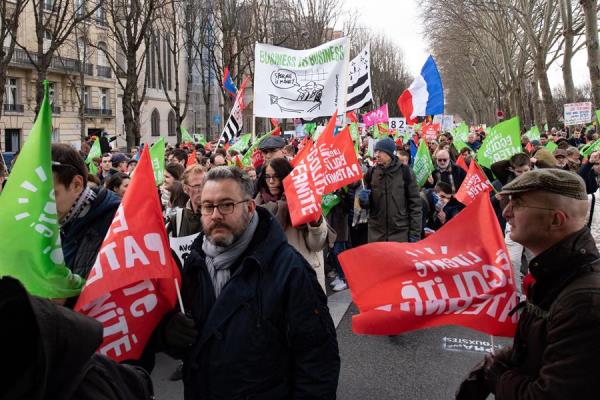 Cerca de 26,000 los que desfilaron en una tarde fría pero soleada, entre las plazas de la Resistencia y de la Ópera de la capital francesa. FOTO/EFE