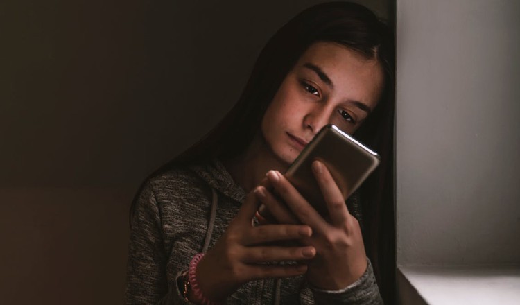 Estudio halla relación entre redes sociales, televisión y depresión en adolescentes.