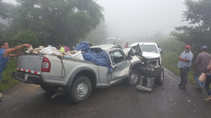 La colisión entre dos vehículos tipo pickup, se dio la tarde de este lunes en el límite entre las provincias de Bocas del Toro y Chiriquí. Foto/Pedro Batista