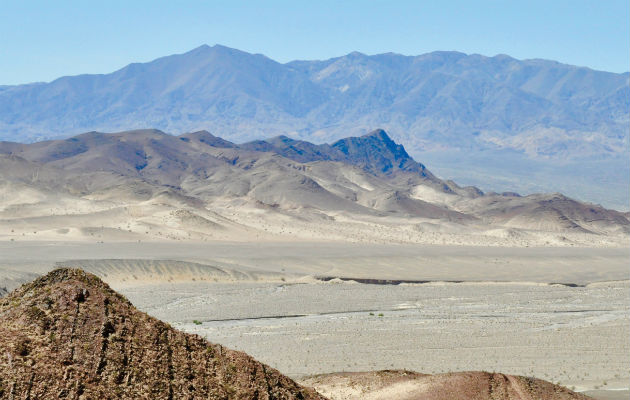 Rocas ricas en hierro en el Valle de la Muerte en California se formaron en el océano durante la Glaciación Global. Foto / Maxwell A. Lechte.
